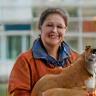 Marie Féron tenant son chien Fox près de la clinique vétérinaire